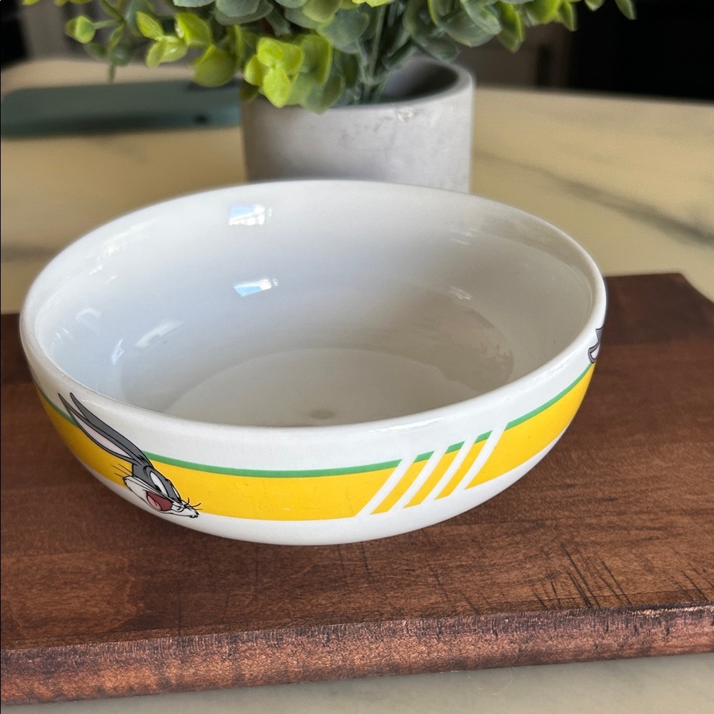 Gibson Looney Tunes White and Yellow Bowl
